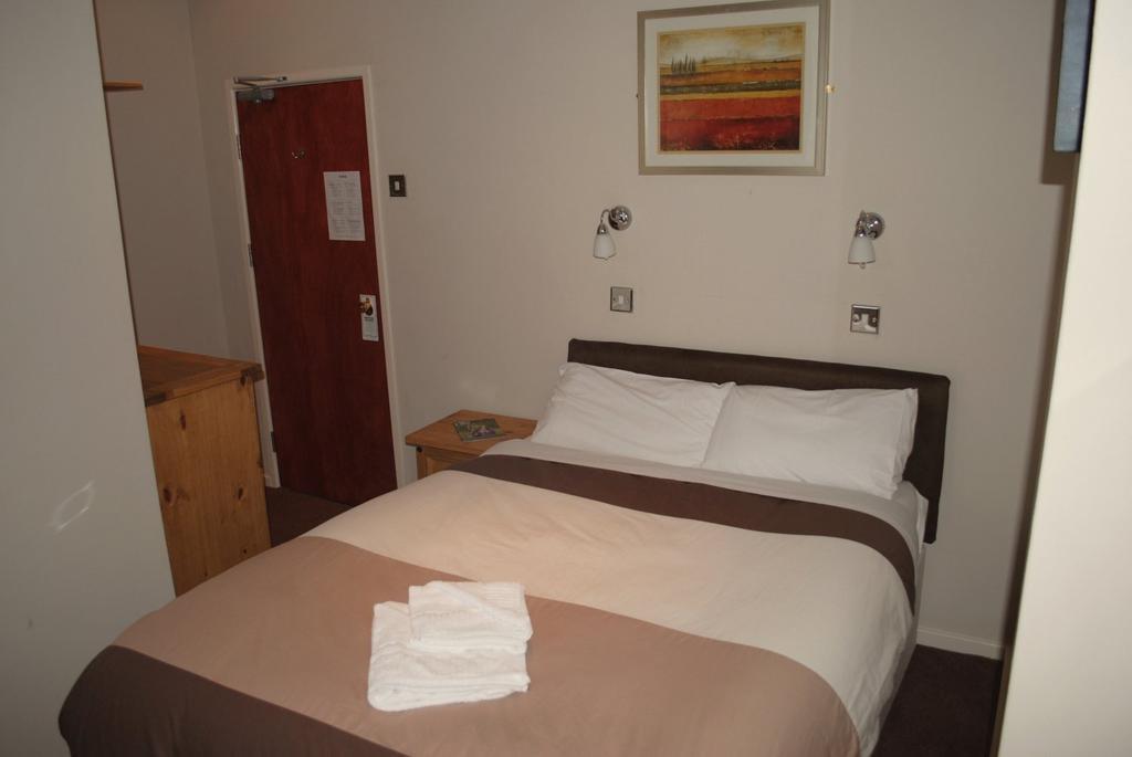 Eaton Hotel Chester Room photo